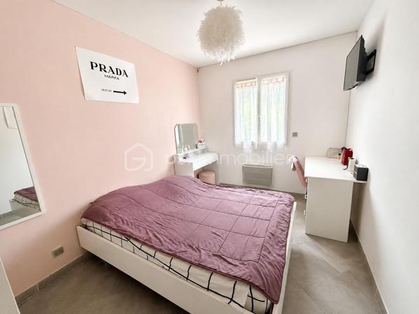 A Solliès-Pont  coté la Farlède, découvrez cette agréable maison contemporaine de plain pied de 116 m², offrant de beaux volumes, une belle luminosité et un cadre de vie recherché entre confort et tranquillité.

Dés l'entrée vous serez séduits par une vaste pièce de vie de 41 M² avec cuisine américaine aménagée, ouverte sur une grande terrasse de 50 m² idéale pour les repas en extérieur et les moments de détente.

L'espace nuit se compose de  4 chambres avec rangements, d'un bureau, d'une salle de bains avec douche et baignoire, d'un wc indépendant ainsi qu'une buanderie.

A l'extérieur, vous profiterez d'un terrain plat de 1500 M², facile d'entretien, permettant de profiter pleinement des espaces extérieurs qui offre de nombreuses possibilités de stationnement (voitures utilitaires, camping-car, bateau ...)

Prestations:
- Climatisation réversible
- Volets roulants électriques
- Fosse septique aux normes
- Possibilité d'accès au canal des arrosants

Un environnement  campagne recherché, tout en restant proche du centre ville moins de 3 mn, écoles et collège (moins de 5 mn), centre commercial 5 minutes, accès autoroute
 A 57 (5 minutes).