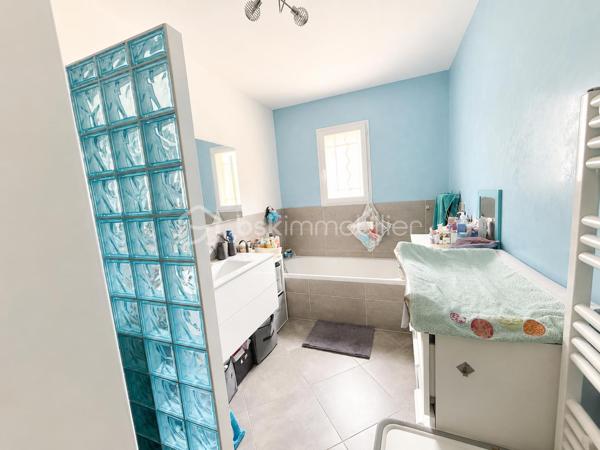 A Solliès-Pont  coté la Farlède, découvrez cette agréable maison contemporaine de plain pied de 116 m², offrant de beaux volumes, une belle luminosité et un cadre de vie recherché entre confort et tranquillité.

Dés l'entrée vous serez séduits par une vaste pièce de vie de 41 M² avec cuisine américaine aménagée, ouverte sur une grande terrasse de 50 m² idéale pour les repas en extérieur et les moments de détente.

L'espace nuit se compose de  4 chambres avec rangements, d'un bureau, d'une salle de bains avec douche et baignoire, d'un wc indépendant ainsi qu'une buanderie.

A l'extérieur, vous profiterez d'un terrain plat de 1500 M², facile d'entretien, permettant de profiter pleinement des espaces extérieurs qui offre de nombreuses possibilités de stationnement (voitures utilitaires, camping-car, bateau ...)

Prestations:
- Climatisation réversible
- Volets roulants électriques
- Fosse septique aux normes
- Possibilité d'accès au canal des arrosants

Un environnement  campagne recherché, tout en restant proche du centre ville moins de 3 mn, écoles et collège (moins de 5 mn), centre commercial 5 minutes, accès autoroute
 A 57 (5 minutes).