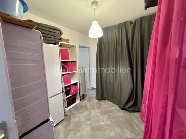 A Solliès-Pont  coté la Farlède, découvrez cette agréable maison contemporaine de plain pied de 116 m², offrant de beaux volumes, une belle luminosité et un cadre de vie recherché entre confort et tranquillité.

Dés l'entrée vous serez séduits par une vaste pièce de vie de 41 M² avec cuisine américaine aménagée, ouverte sur une grande terrasse de 50 m² idéale pour les repas en extérieur et les moments de détente.

L'espace nuit se compose de  4 chambres avec rangements, d'un bureau, d'une salle de bains avec douche et baignoire, d'un wc indépendant ainsi qu'une buanderie.

A l'extérieur, vous profiterez d'un terrain plat de 1500 M², facile d'entretien, permettant de profiter pleinement des espaces extérieurs qui offre de nombreuses possibilités de stationnement (voitures utilitaires, camping-car, bateau ...)

Prestations:
- Climatisation réversible
- Volets roulants électriques
- Fosse septique aux normes
- Possibilité d'accès au canal des arrosants

Un environnement  campagne recherché, tout en restant proche du centre ville moins de 3 mn, écoles et collège (moins de 5 mn), centre commercial 5 minutes, accès autoroute
 A 57 (5 minutes).