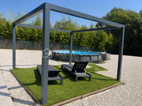 A Solliès-Pont  coté la Farlède, découvrez cette agréable maison contemporaine de plain pied de 116 m², offrant de beaux volumes, une belle luminosité et un cadre de vie recherché entre confort et tranquillité.

Dés l'entrée vous serez séduits par une vaste pièce de vie de 41 M² avec cuisine américaine aménagée, ouverte sur une grande terrasse de 50 m² idéale pour les repas en extérieur et les moments de détente.

L'espace nuit se compose de  4 chambres avec rangements, d'un bureau, d'une salle de bains avec douche et baignoire, d'un wc indépendant ainsi qu'une buanderie.

A l'extérieur, vous profiterez d'un terrain plat de 1500 M², facile d'entretien, permettant de profiter pleinement des espaces extérieurs qui offre de nombreuses possibilités de stationnement (voitures utilitaires, camping-car, bateau ...)

Prestations:
- Climatisation réversible
- Volets roulants électriques
- Fosse septique aux normes
- Possibilité d'accès au canal des arrosants

Un environnement  campagne recherché, tout en restant proche du centre ville moins de 3 mn, écoles et collège (moins de 5 mn), centre commercial 5 minutes, accès autoroute
 A 57 (5 minutes).