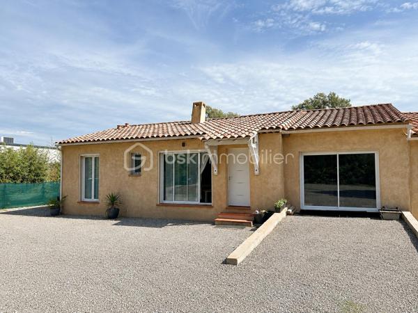 A Solliès-Pont  coté la Farlède, découvrez cette agréable maison contemporaine de plain pied de 116 m², offrant de beaux volumes, une belle luminosité et un cadre de vie recherché entre confort et tranquillité.

Dés l'entrée vous serez séduits par une vaste pièce de vie de 41 M² avec cuisine américaine aménagée, ouverte sur une grande terrasse de 50 m² idéale pour les repas en extérieur et les moments de détente.

L'espace nuit se compose de  4 chambres avec rangements, d'un bureau, d'une salle de bains avec douche et baignoire, d'un wc indépendant ainsi qu'une buanderie.

A l'extérieur, vous profiterez d'un terrain plat de 1500 M², facile d'entretien, permettant de profiter pleinement des espaces extérieurs qui offre de nombreuses possibilités de stationnement (voitures utilitaires, camping-car, bateau ...)

Prestations:
- Climatisation réversible
- Volets roulants électriques
- Fosse septique aux normes
- Possibilité d'accès au canal des arrosants

Un environnement  campagne recherché, tout en restant proche du centre ville moins de 3 mn, écoles et collège (moins de 5 mn), centre commercial 5 minutes, accès autoroute
 A 57 (5 minutes).