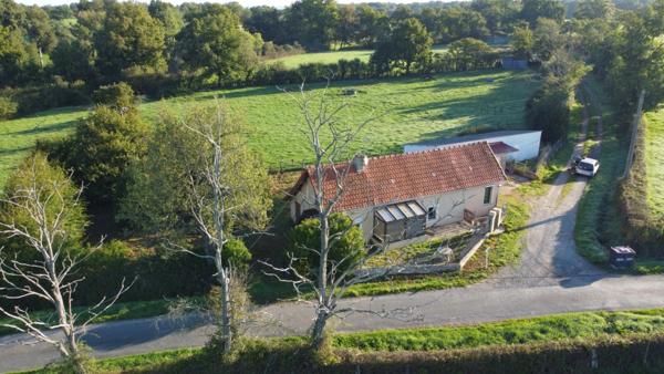 Maison de campagne, 2 chambres sur un terrain de 8000 m².