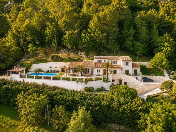 Maison
         8 pièces
        - 265 m² Exclusivité 1 490 000 € *