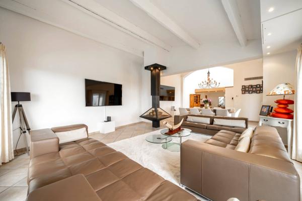 Maison
         8 pièces
        - 265 m² Exclusivité 1 490 000 € *