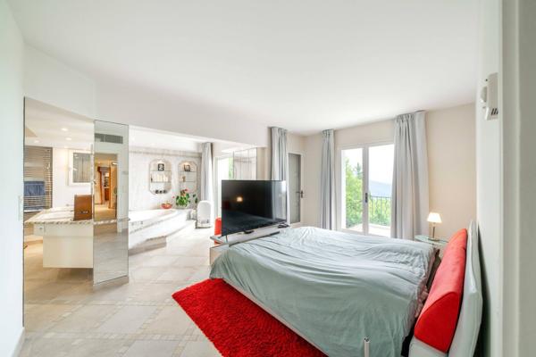 Maison
         8 pièces
        - 265 m² Exclusivité 1 490 000 € *