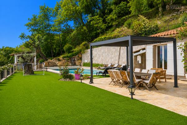 Maison
         8 pièces
        - 265 m² Exclusivité 1 490 000 € *