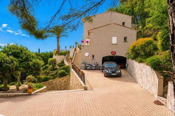 Maison
         8 pièces
        - 265 m² Exclusivité 1 490 000 € *