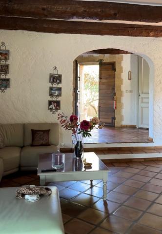 Propriété à vendre entre Peynier et Trets sur plus d'un hectare, maison principale environ 225 m2