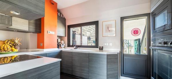 PARIS 16EME - DUPLEX AVEC TOIT TERRASSE VUE TOUR EIFFEL €1 590 000 ** - Référence NG-6556