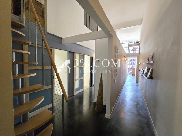 Loft
                                                                                                                                                                                                                                                                                                                        5 pièce(s)                                                                                                                                                                                                          3 chambre(s)                                                                                                                                                                                                          145  m²