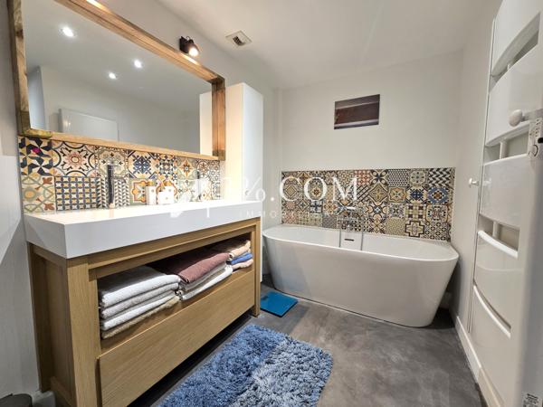 Loft
                                                                                                                                                                                                                                                                                                                        5 pièce(s)                                                                                                                                                                                                          3 chambre(s)                                                                                                                                                                                                          145  m²
