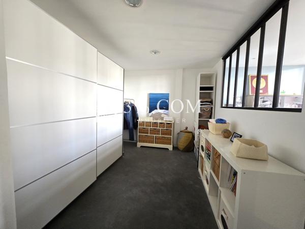 Loft
                                                                                                                                                                                                                                                                                                                        5 pièce(s)                                                                                                                                                                                                          3 chambre(s)                                                                                                                                                                                                          145  m²