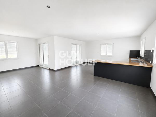 ENTREPOT de 400 m2 environ avec maison d'habitation de 156 m²