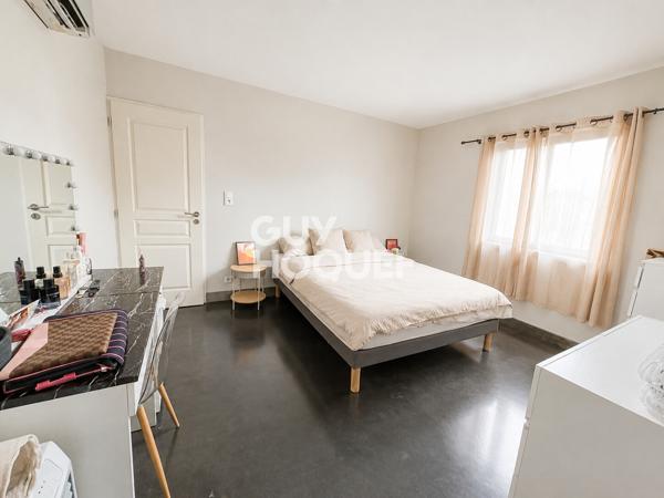 ENTREPOT de 400 m2 environ avec maison d'habitation de 156 m²