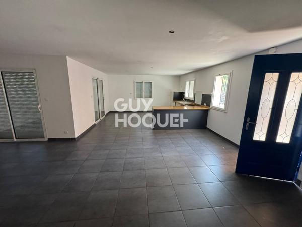 ENTREPOT de 400 m2 environ avec maison d'habitation de 156 m²