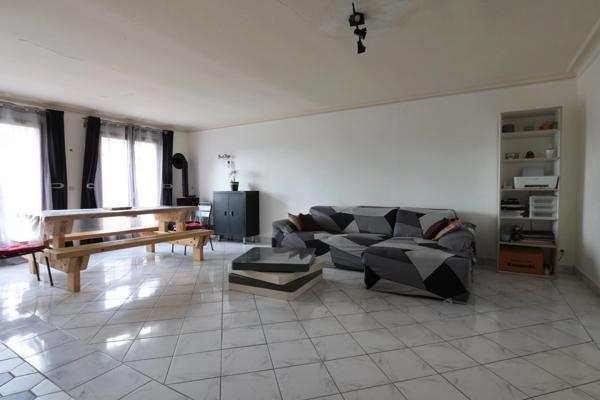 Maison à vendre 3 pièces JANVILLIERS (51) Plain pied, et grand grenier aménageable, garage, jardin et cour.