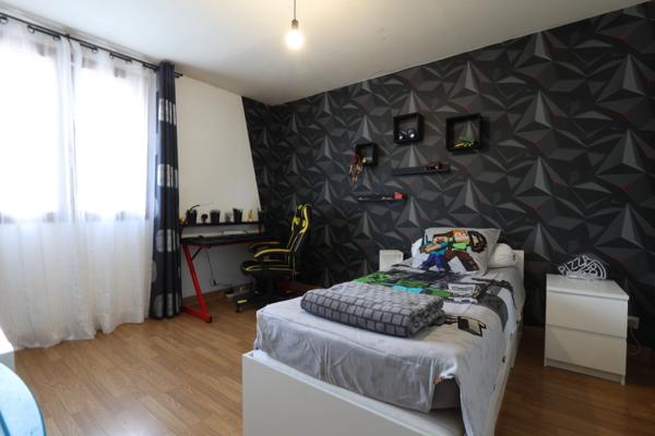 Maison à vendre 3 pièces JANVILLIERS (51) Plain pied, et grand grenier aménageable, garage, jardin et cour.