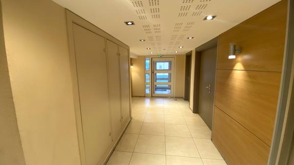 Mandelieu - 2 pièces 47m2 - Rez de Jardin 28m2 - Stationnement privatif en sous-sol