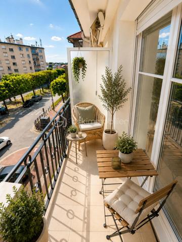 LIVRY-GARGAN – 2 PIÈCES 41 M² – DERNIER ÉTAGE – BALCON – ASCENSEUR – BOX

DERNIER ÉTAGE – PARFAIT ÉTAT – FAIBLES CHARGES – DPE C – AUCUN TRAVAUX À PRÉVOIR

Idéalement situé à Livry-Gargan, à proximité de toutes les commodités, découvrez ce très beau 2 pièces de 41 m², situé au 3ᵉ et dernier étage avec ascenseur d'une petite copropriété bien entretenue, dont le ravalement a été refait récemment.

En parfait état, l'appartement séduit par son agencement fonctionnel, ses nombreux rangements et ses prestations particulièrement complètes.

Il se compose d'une entrée avec placard, d'une salle de bains, de WC séparés et d'une chambre avec placard intégré.

La pièce maîtresse de l'appartement est son agréable espace cuisine-séjour de 23 m², avec cuisine équipée, prolongé par un balcon apportant un véritable espace extérieur supplémentaire.

L'appartement bénéficie également de volets roulants électriques et de la fibre optique.

Autre véritable atout : un box privatif particulièrement soigné, entièrement peint du sol au plafond et équipé d'une prise de courant ainsi que d'un éclairage.

LES ATOUTS
3ᵉ et dernier étage avec ascenseur
Balcon
Pièce de vie de 23 m² avec cuisine équipée
Appartement en parfait état – aucun travaux à prévoir
DPE C
Volets roulants électriques et fibre optique
Placards et rangements
Box privatif avec électricité et éclairage
Faibles charges : 120 € par trimestre, soit seulement 40 € par mois
Ravalement refait récemment
Petite copropriété bien entretenue
Proximité de toutes les commodités

Un bien complet et prêt à vivre, réunissant des critères particulièrement recherchés : dernier étage, ascenseur, balcon, box, DPE C, faibles charges et aucun travaux à prévoir.

Une belle opportunité à Livry-Gargan. À découvrir rapidement.
