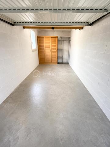 LIVRY-GARGAN – 2 PIÈCES 41 M² – DERNIER ÉTAGE – BALCON – ASCENSEUR – BOX

DERNIER ÉTAGE – PARFAIT ÉTAT – FAIBLES CHARGES – DPE C – AUCUN TRAVAUX À PRÉVOIR

Idéalement situé à Livry-Gargan, à proximité de toutes les commodités, découvrez ce très beau 2 pièces de 41 m², situé au 3ᵉ et dernier étage avec ascenseur d'une petite copropriété bien entretenue, dont le ravalement a été refait récemment.

En parfait état, l'appartement séduit par son agencement fonctionnel, ses nombreux rangements et ses prestations particulièrement complètes.

Il se compose d'une entrée avec placard, d'une salle de bains, de WC séparés et d'une chambre avec placard intégré.

La pièce maîtresse de l'appartement est son agréable espace cuisine-séjour de 23 m², avec cuisine équipée, prolongé par un balcon apportant un véritable espace extérieur supplémentaire.

L'appartement bénéficie également de volets roulants électriques et de la fibre optique.

Autre véritable atout : un box privatif particulièrement soigné, entièrement peint du sol au plafond et équipé d'une prise de courant ainsi que d'un éclairage.

LES ATOUTS
3ᵉ et dernier étage avec ascenseur
Balcon
Pièce de vie de 23 m² avec cuisine équipée
Appartement en parfait état – aucun travaux à prévoir
DPE C
Volets roulants électriques et fibre optique
Placards et rangements
Box privatif avec électricité et éclairage
Faibles charges : 120 € par trimestre, soit seulement 40 € par mois
Ravalement refait récemment
Petite copropriété bien entretenue
Proximité de toutes les commodités

Un bien complet et prêt à vivre, réunissant des critères particulièrement recherchés : dernier étage, ascenseur, balcon, box, DPE C, faibles charges et aucun travaux à prévoir.

Une belle opportunité à Livry-Gargan. À découvrir rapidement.