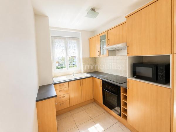 LIVRY-GARGAN – 2 PIÈCES 41 M² – DERNIER ÉTAGE – BALCON – ASCENSEUR – BOX

DERNIER ÉTAGE – PARFAIT ÉTAT – FAIBLES CHARGES – DPE C – AUCUN TRAVAUX À PRÉVOIR

Idéalement situé à Livry-Gargan, à proximité de toutes les commodités, découvrez ce très beau 2 pièces de 41 m², situé au 3ᵉ et dernier étage avec ascenseur d'une petite copropriété bien entretenue, dont le ravalement a été refait récemment.

En parfait état, l'appartement séduit par son agencement fonctionnel, ses nombreux rangements et ses prestations particulièrement complètes.

Il se compose d'une entrée avec placard, d'une salle de bains, de WC séparés et d'une chambre avec placard intégré.

La pièce maîtresse de l'appartement est son agréable espace cuisine-séjour de 23 m², avec cuisine équipée, prolongé par un balcon apportant un véritable espace extérieur supplémentaire.

L'appartement bénéficie également de volets roulants électriques et de la fibre optique.

Autre véritable atout : un box privatif particulièrement soigné, entièrement peint du sol au plafond et équipé d'une prise de courant ainsi que d'un éclairage.

LES ATOUTS
3ᵉ et dernier étage avec ascenseur
Balcon
Pièce de vie de 23 m² avec cuisine équipée
Appartement en parfait état – aucun travaux à prévoir
DPE C
Volets roulants électriques et fibre optique
Placards et rangements
Box privatif avec électricité et éclairage
Faibles charges : 120 € par trimestre, soit seulement 40 € par mois
Ravalement refait récemment
Petite copropriété bien entretenue
Proximité de toutes les commodités

Un bien complet et prêt à vivre, réunissant des critères particulièrement recherchés : dernier étage, ascenseur, balcon, box, DPE C, faibles charges et aucun travaux à prévoir.

Une belle opportunité à Livry-Gargan. À découvrir rapidement.