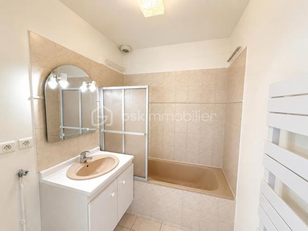 LIVRY-GARGAN – 2 PIÈCES 41 M² – DERNIER ÉTAGE – BALCON – ASCENSEUR – BOX

DERNIER ÉTAGE – PARFAIT ÉTAT – FAIBLES CHARGES – DPE C – AUCUN TRAVAUX À PRÉVOIR

Idéalement situé à Livry-Gargan, à proximité de toutes les commodités, découvrez ce très beau 2 pièces de 41 m², situé au 3ᵉ et dernier étage avec ascenseur d'une petite copropriété bien entretenue, dont le ravalement a été refait récemment.

En parfait état, l'appartement séduit par son agencement fonctionnel, ses nombreux rangements et ses prestations particulièrement complètes.

Il se compose d'une entrée avec placard, d'une salle de bains, de WC séparés et d'une chambre avec placard intégré.

La pièce maîtresse de l'appartement est son agréable espace cuisine-séjour de 23 m², avec cuisine équipée, prolongé par un balcon apportant un véritable espace extérieur supplémentaire.

L'appartement bénéficie également de volets roulants électriques et de la fibre optique.

Autre véritable atout : un box privatif particulièrement soigné, entièrement peint du sol au plafond et équipé d'une prise de courant ainsi que d'un éclairage.

LES ATOUTS
3ᵉ et dernier étage avec ascenseur
Balcon
Pièce de vie de 23 m² avec cuisine équipée
Appartement en parfait état – aucun travaux à prévoir
DPE C
Volets roulants électriques et fibre optique
Placards et rangements
Box privatif avec électricité et éclairage
Faibles charges : 120 € par trimestre, soit seulement 40 € par mois
Ravalement refait récemment
Petite copropriété bien entretenue
Proximité de toutes les commodités

Un bien complet et prêt à vivre, réunissant des critères particulièrement recherchés : dernier étage, ascenseur, balcon, box, DPE C, faibles charges et aucun travaux à prévoir.

Une belle opportunité à Livry-Gargan. À découvrir rapidement.