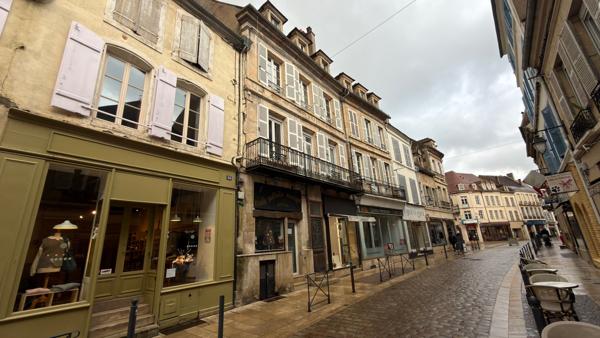 Avallon (89200) Appartement avec balcon F3 situé dans le centre ville d' AVALLON.