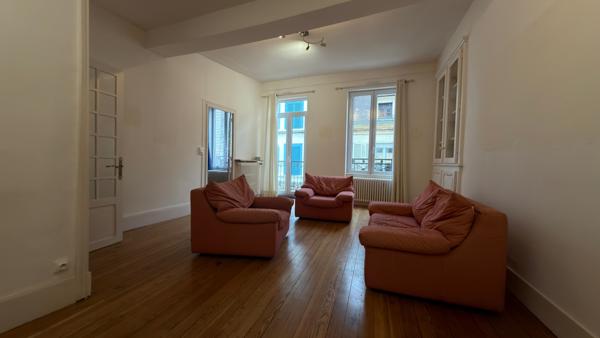 Avallon (89200) Appartement avec balcon F3 situé dans le centre ville d' AVALLON.