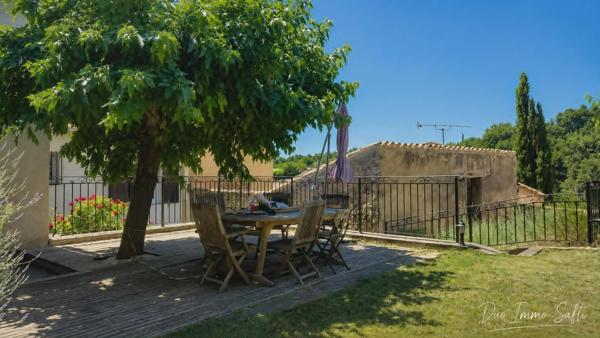 Maison de village avec jardin, terrasse, annexes et stationnement