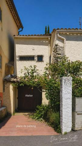 Maison de village avec jardin, terrasse, annexes et stationnement