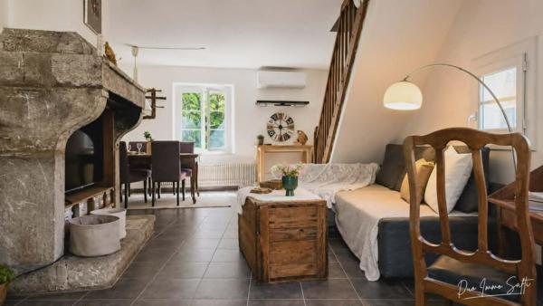 Maison de village avec jardin, terrasse, annexes et stationnement