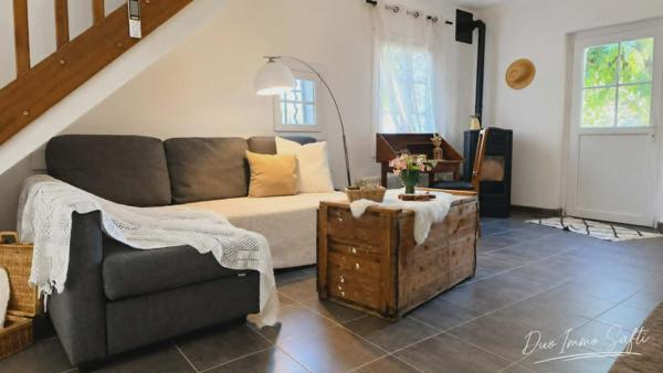 Maison de village avec jardin, terrasse, annexes et stationnement