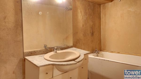 Maison de village
                                                                                                                                                                                                                                                                                                                        8 pièce(s)                                                                                                                                                                                                          4 chambre(s)                                                                                                                                                                                                          170  m²