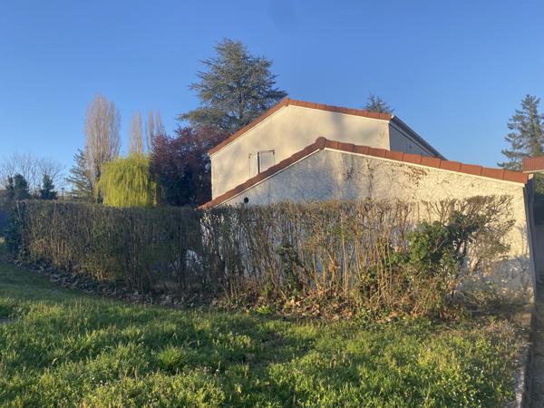 LAGNIEU - Maison mitoyenne sur 2 niveaux de type T4 de 87 m² avec 3 chambres, garage et jardin  Lagnieu (01150)