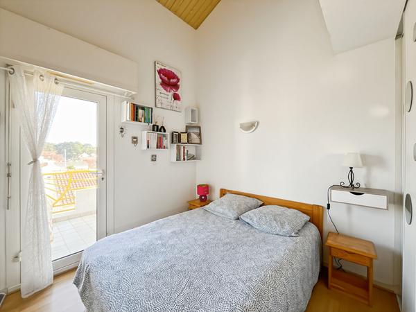 T2 mezzanine proche commerces et plage avec garage