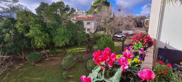 NIMES à vendre T5 de 84 m² 3 chambres, garage individuel, balcon, jardin commun, parking