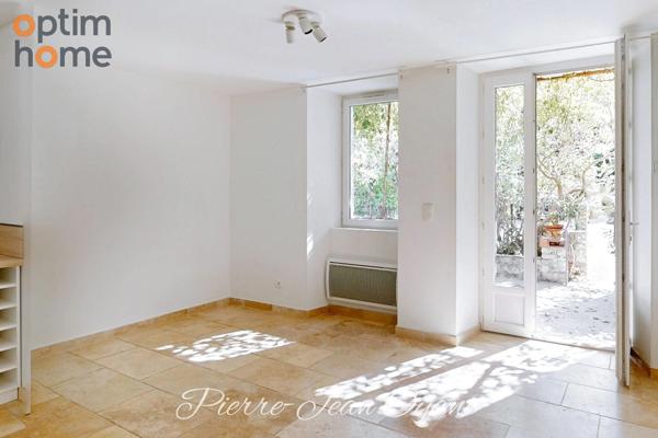 Maison de village rénovée type 3/4 avec belle terrasse plein sud