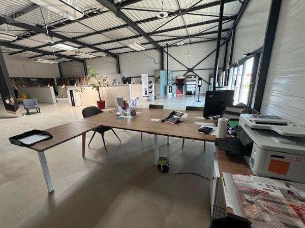 Entrepôt et bureaux à louer à Cormontreuil dans la Marne (51350), ref : 51095/188