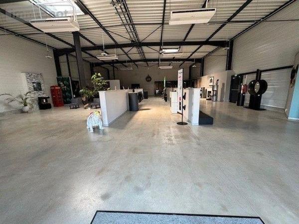 Entrepôt et bureaux à louer à Cormontreuil dans la Marne (51350), ref : 51095/188