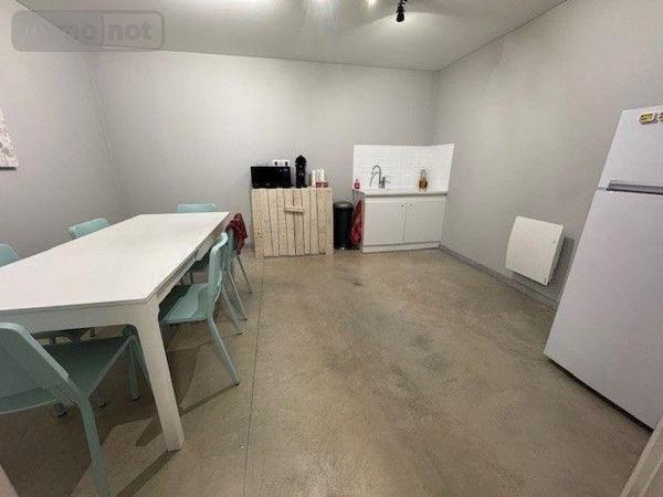 Entrepôt et bureaux à louer à Cormontreuil dans la Marne (51350), ref : 51095/188