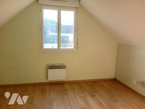 Dans Résidence sécurisée, PAVILLON env 95m2 hab. au sol, comprenant :
. en RC : pièce principa...