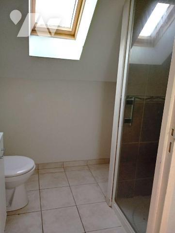 Dans Résidence sécurisée, PAVILLON env 95m2 hab. au sol, comprenant :
. en RC : pièce principa...