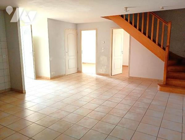 Dans Résidence sécurisée, PAVILLON env 95m2 hab. au sol, comprenant :
. en RC : pièce principa...