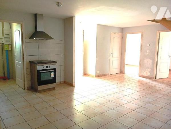 Dans Résidence sécurisée, PAVILLON env 95m2 hab. au sol, comprenant :
. en RC : pièce principa...