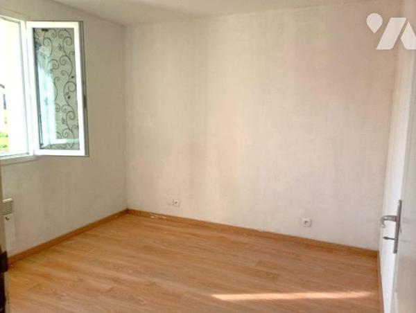 Dans Résidence sécurisée, PAVILLON env 95m2 hab. au sol, comprenant :
. en RC : pièce principa...