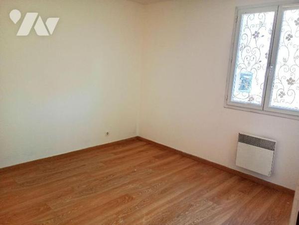 Dans Résidence sécurisée, PAVILLON env 95m2 hab. au sol, comprenant :
. en RC : pièce principa...