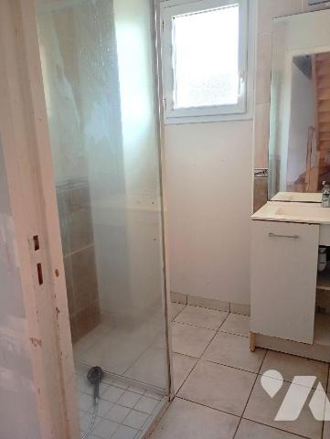 Dans Résidence sécurisée, PAVILLON env 95m2 hab. au sol, comprenant :
. en RC : pièce principa...