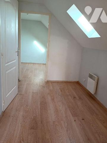 Dans Résidence sécurisée, PAVILLON env 95m2 hab. au sol, comprenant :
. en RC : pièce principa...