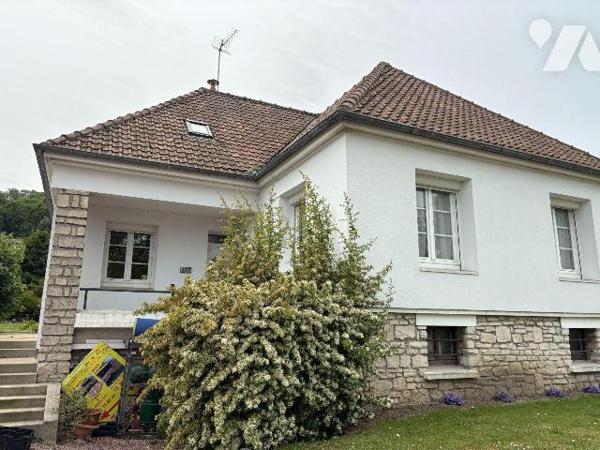 Pavillon individuel comprenant :

Au rez-de-chaussée : une cuisine aménagée et équipée ouvert...