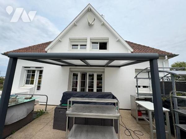 Pavillon individuel comprenant :

Au rez-de-chaussée : une cuisine aménagée et équipée ouvert...